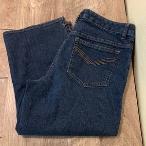 EUC- VanHeusen Womens stretch capris Size 6